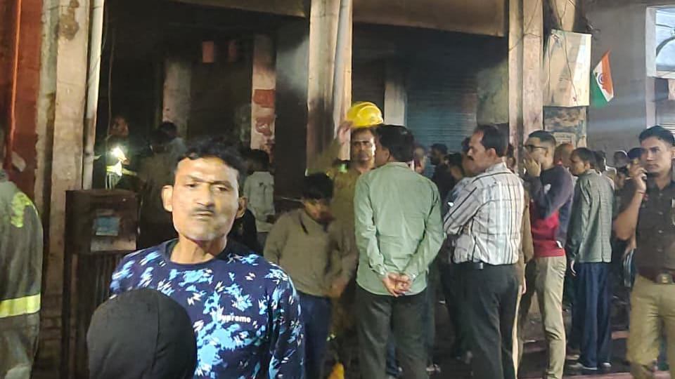 Kanpur: A short circuit caused a fire at a furniture factory, burning sofas and beds