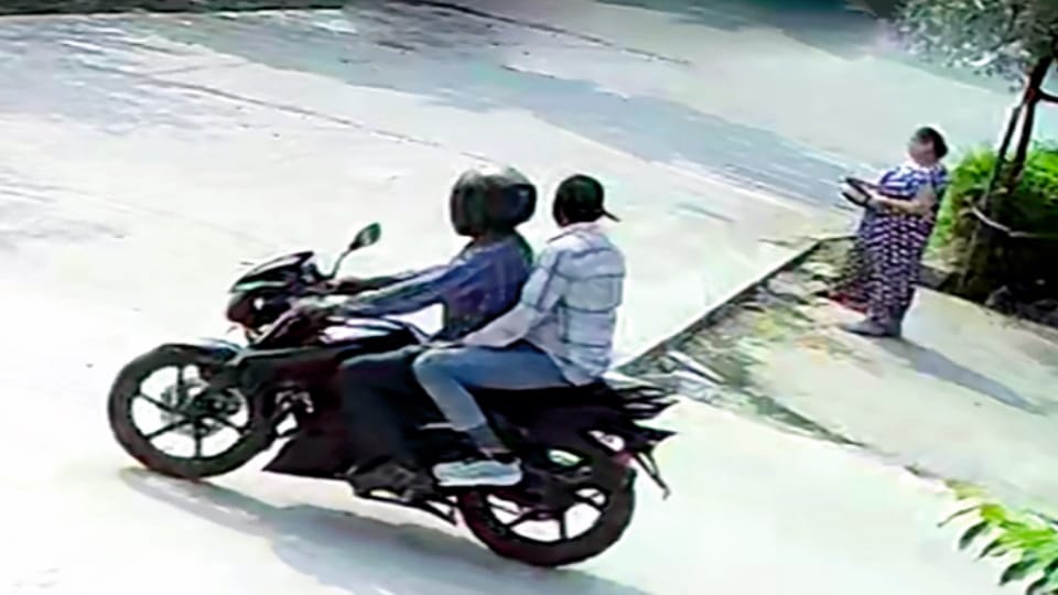 Chain Snatching in Meerut: Two Miscreants Loot Gold Chain from Elderly Woman in Ganganagar