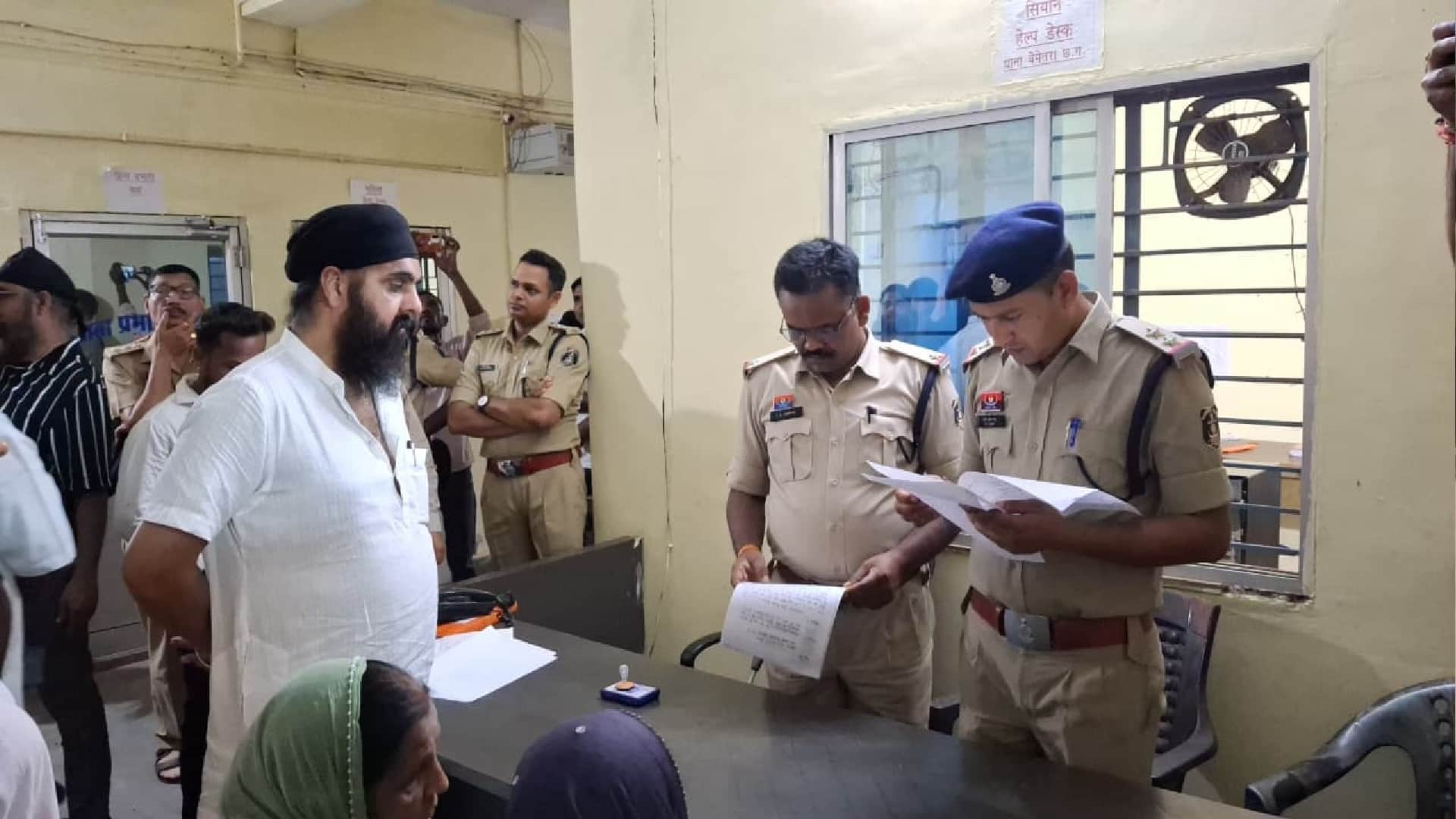 चोरी के सम्बन्ध में थाना में शिकायत दर्ज कराई गई है