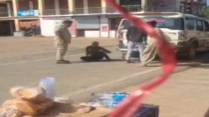 An officer who arrived at the bus stand to remove a cart beats a businessman in Balrampur