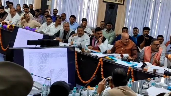 Kanpur Dehat heated argument broke out between the MP and the former MP at the Disha meeting