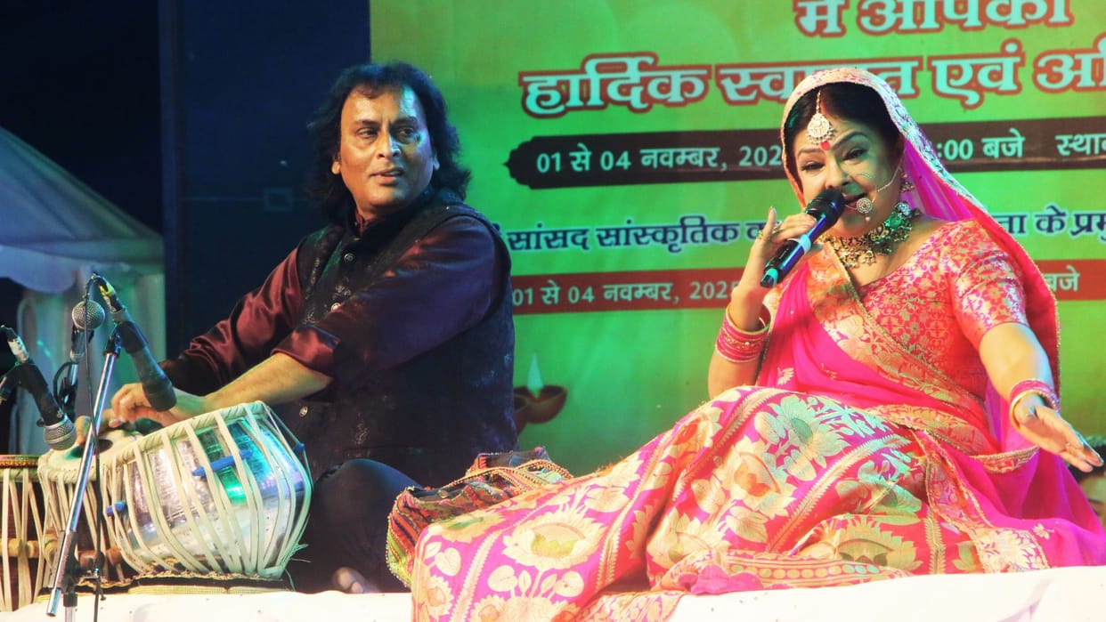Kashi Ganga Festival tune of Holi Khelein Masane Mein sung by Malini at Rajghat captivated audience