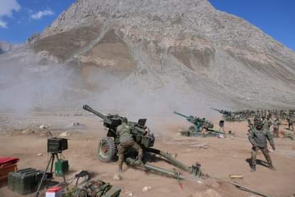 लद्दाख में अग्निशक्ति अभ्यास के दौरान तोपों की क्षमता जांचते फायर एंड फ्यूरी कोर के जवान।