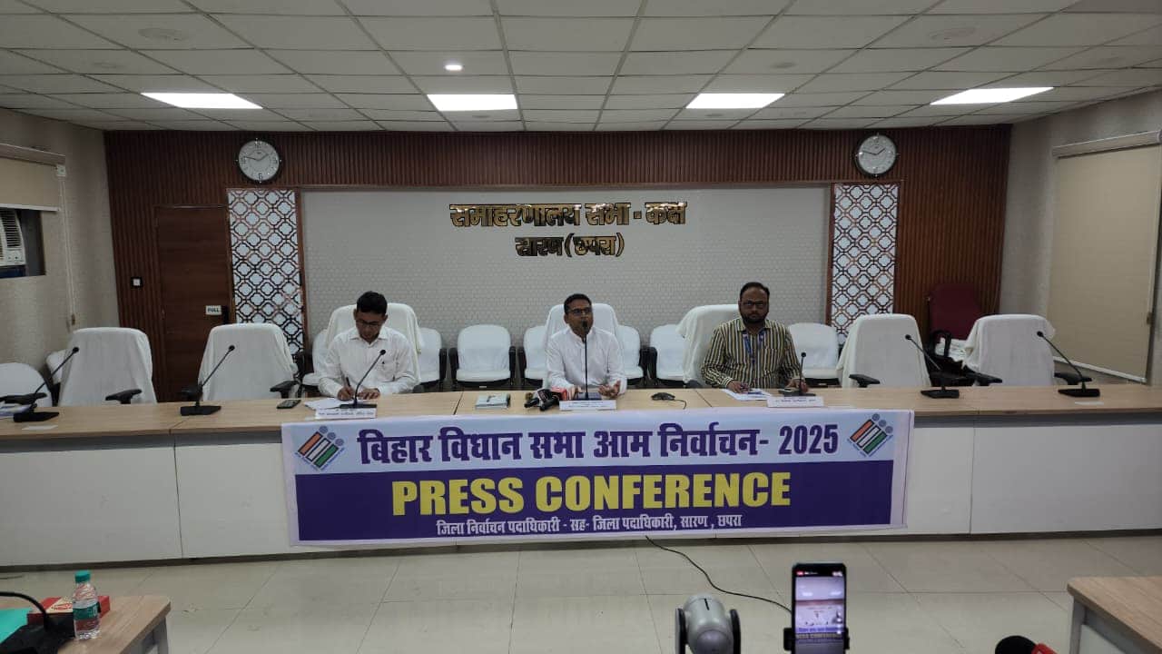 निर्वाचन आयोग के अधिकारी कार्रवाई को लेकर जानकारी देते हुए।