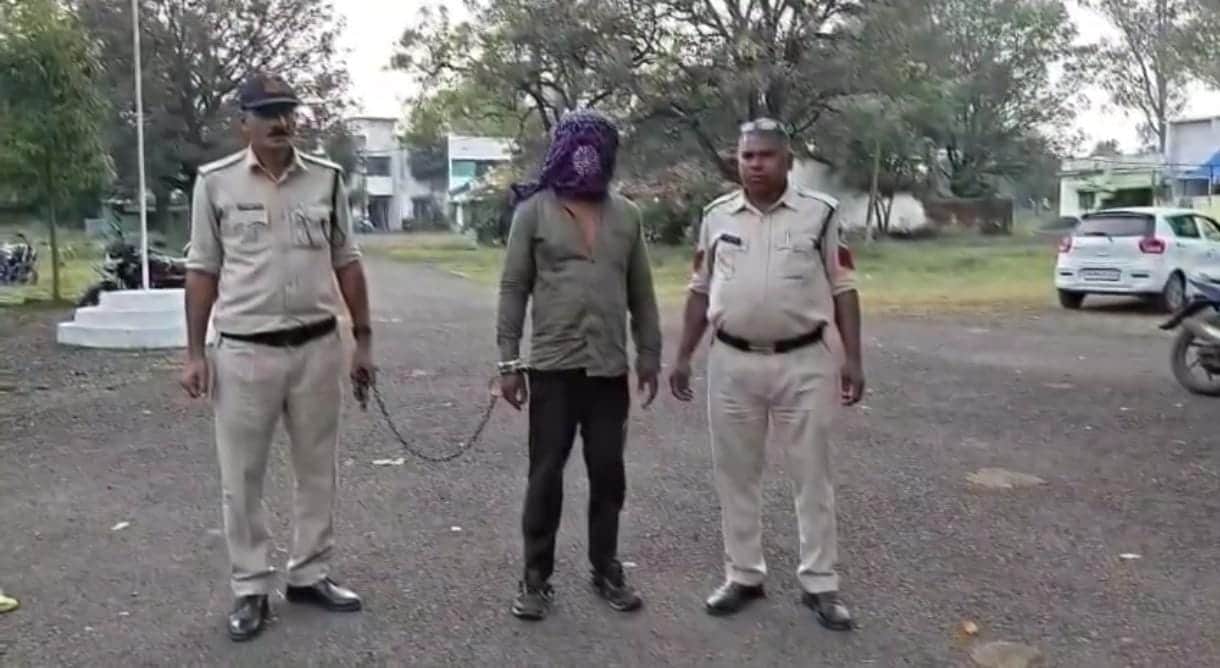 पुलिस गिरफ्त में हत्यारोपी बेटा