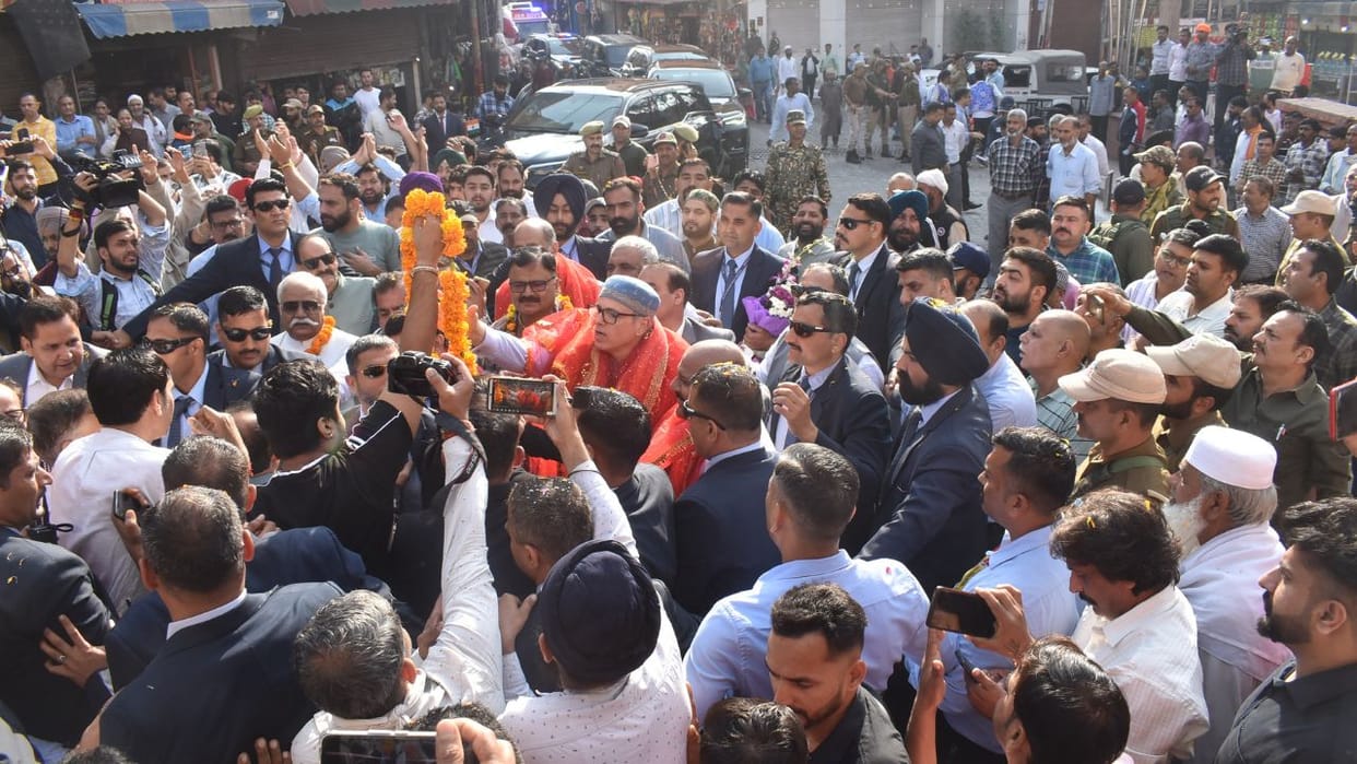 The court reached Jammu and was welcomed with flowers in the city to the beat of drums.