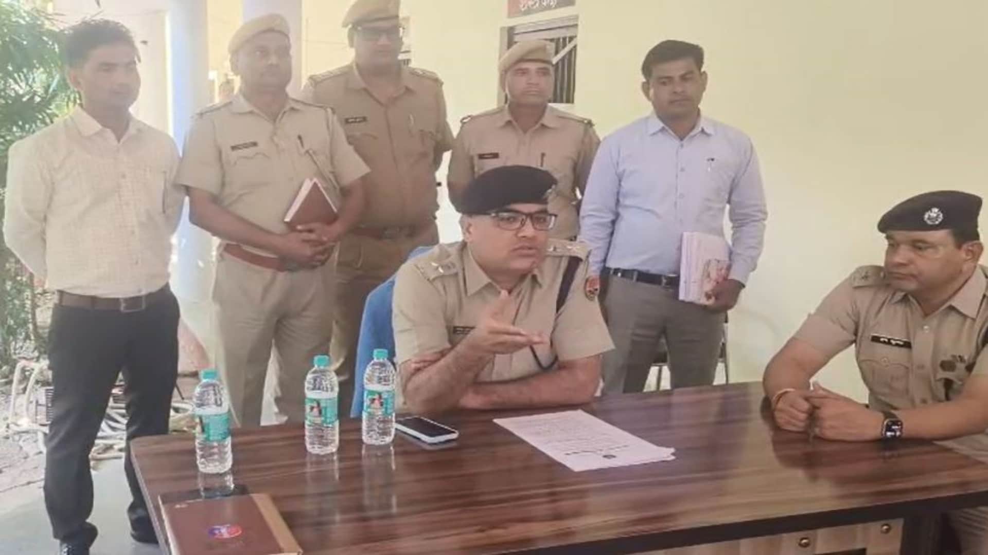 अभियान के बारे में जानकारी देते एसपी