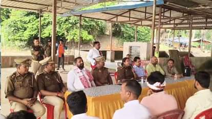 देव दीपावली को लेकर बैठक करते अधिकारी