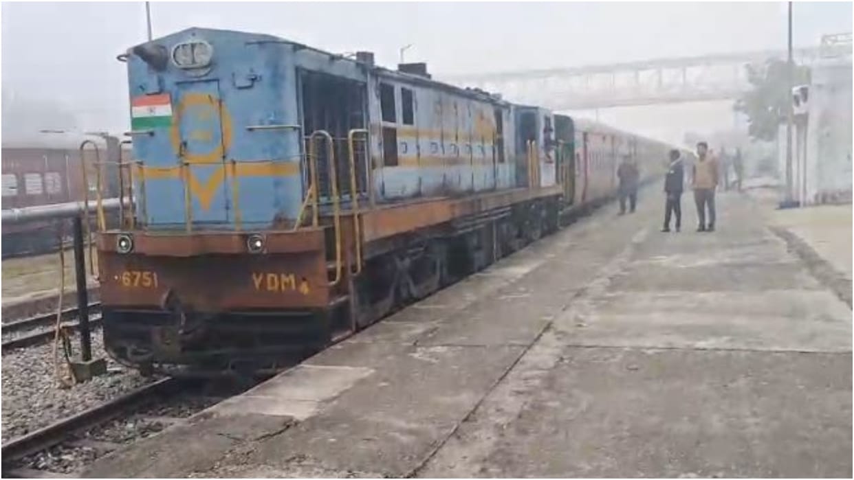 Train operations resume on Mailani-Nanpara railway line after 127 days in lakhimpur kheri