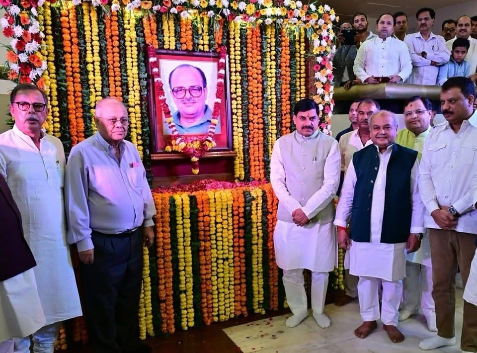MP News: CM and Leader of Opposition paid floral tribute on the birth anniversary of former CM Arjun Singh, a