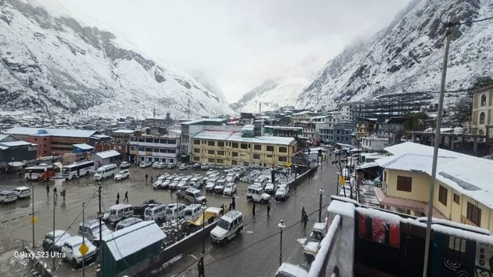 Uttarakhand Weather Snowfall in Badrinath Kedarnath Dham white blanket spread all around cold increased Photos