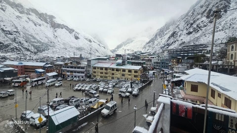 Uttarakhand Weather Snowfall in Badrinath Kedarnath Dham white blanket spread all around cold increased Photos