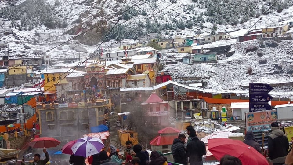 Uttarakhand Weather Snowfall in Badrinath Kedarnath Dham white blanket spread all around cold increased Photos