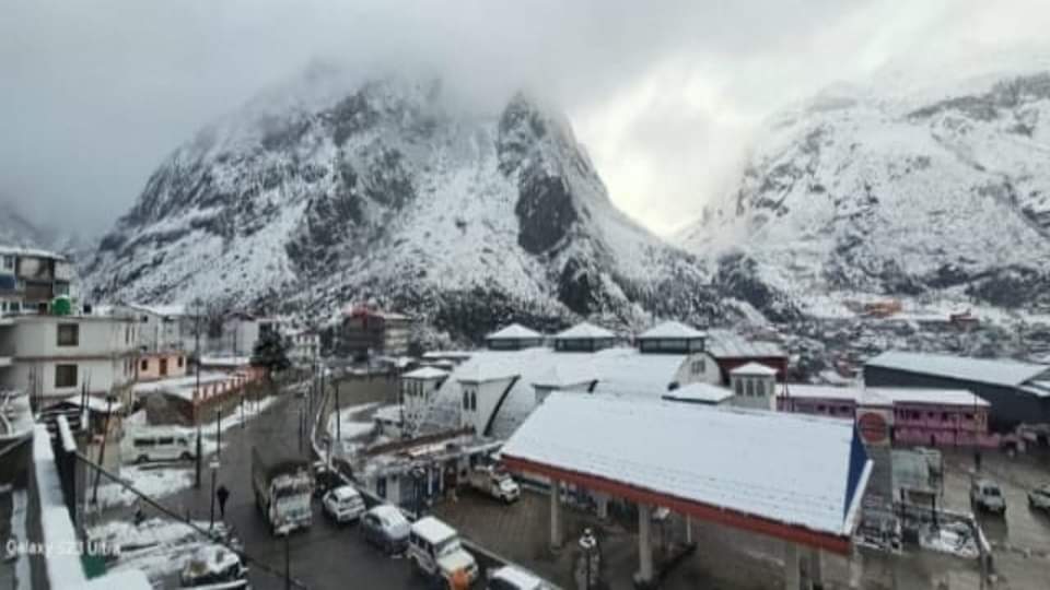 Uttarakhand Weather Snowfall in Badrinath Kedarnath Dham white blanket spread all around cold increased Photos