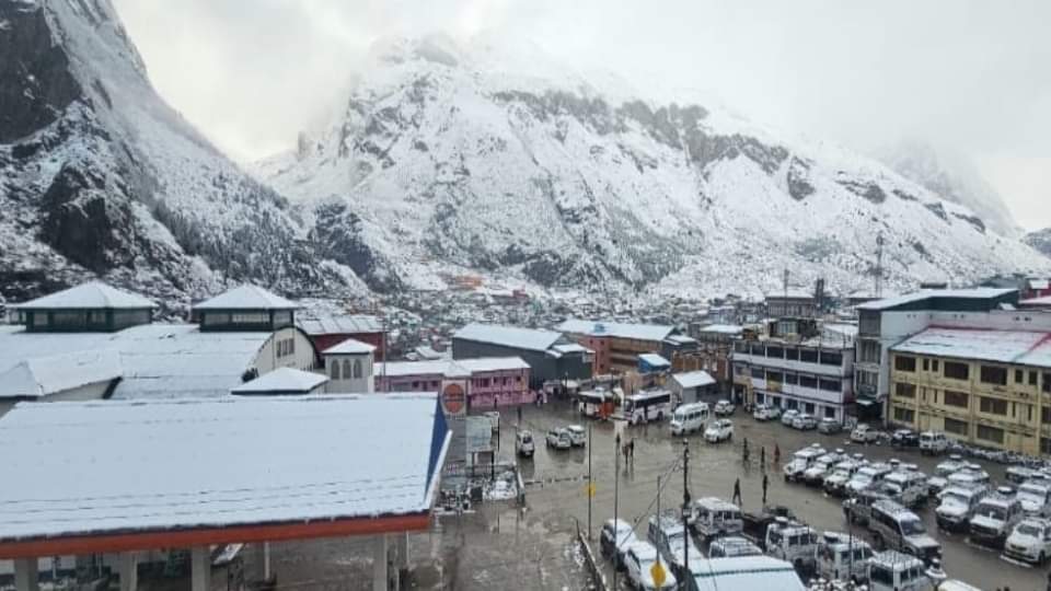 Uttarakhand Weather Snowfall in Badrinath Kedarnath Dham white blanket spread all around cold increased Photos