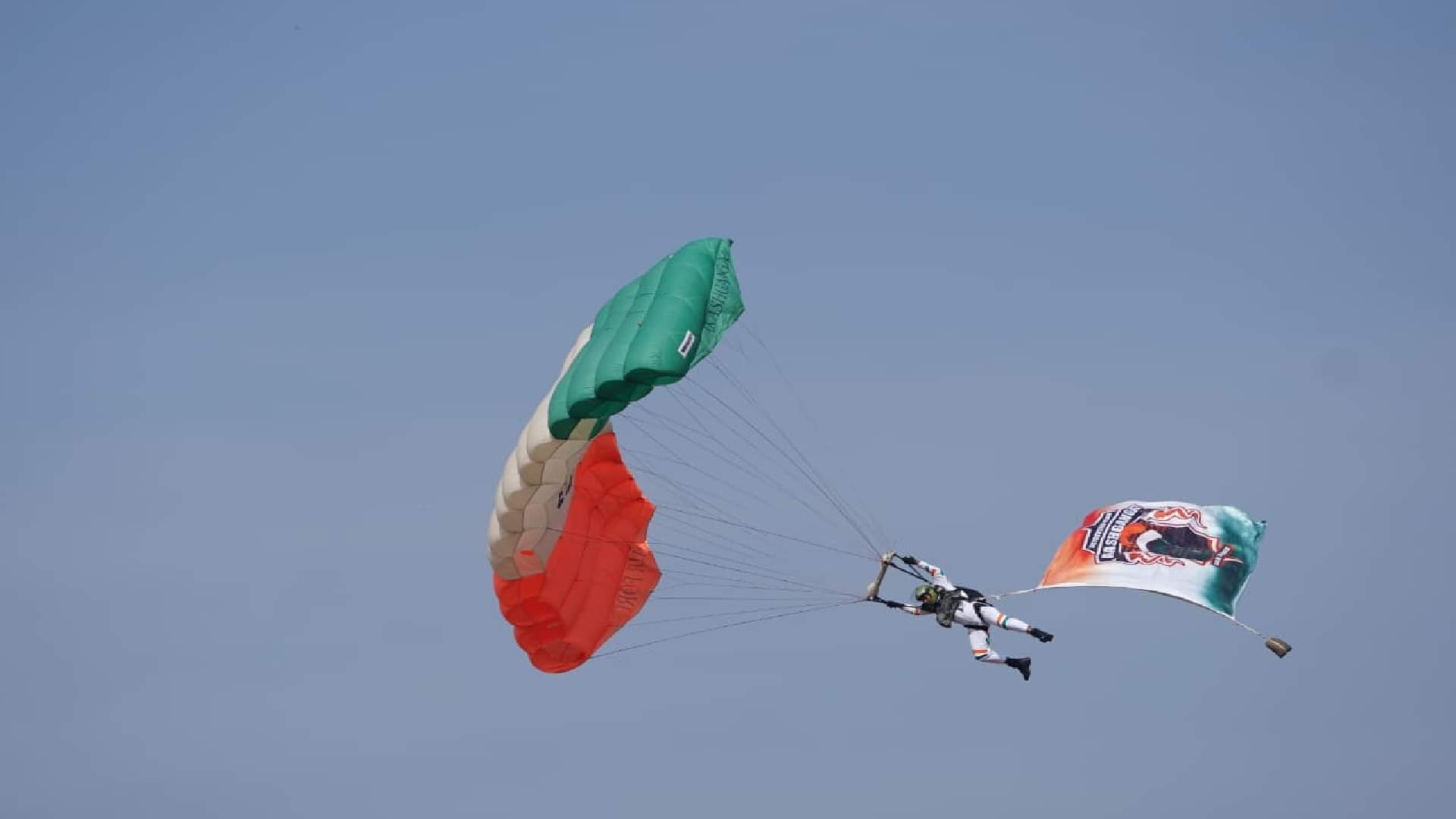 Indian air force suryakiran aerobatic show in new Raipur on Rajyotsav, Jai Johar echoed in the sky