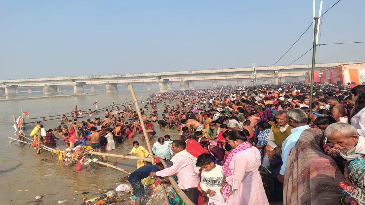 devotees gathered at the Ramganga Ghat in Bareilly on Kartik Purnima