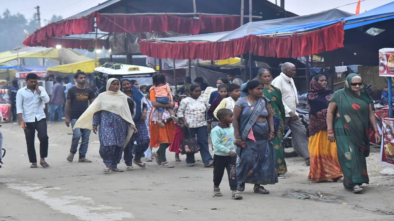 devotees gathered at the Ramganga Ghat in Bareilly on Kartik Purnima