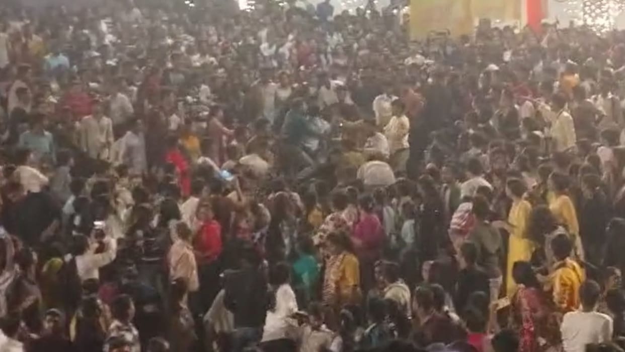 fight to sit on stairs at Ganga Mahotsav in varanasi