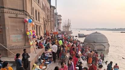 Kartik Purnima 2025 devotees thronged Ganga Ghats in Kashi and took holy dip in river