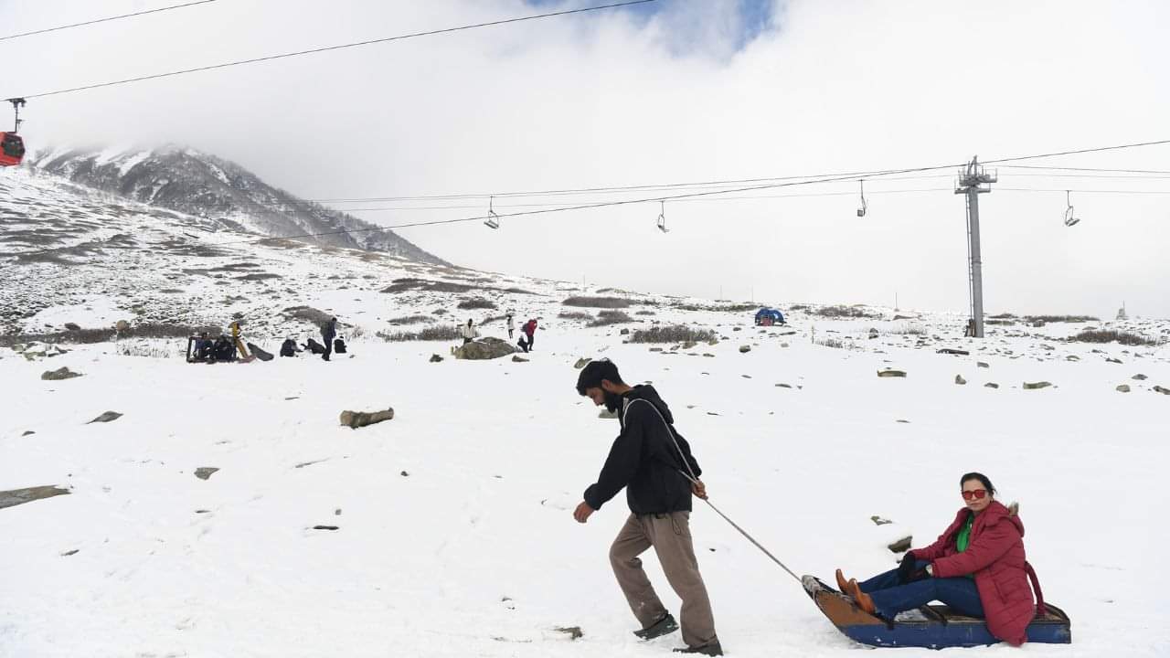 Gulmarg turns into white wonderland after fresh spell of snow Baramulla