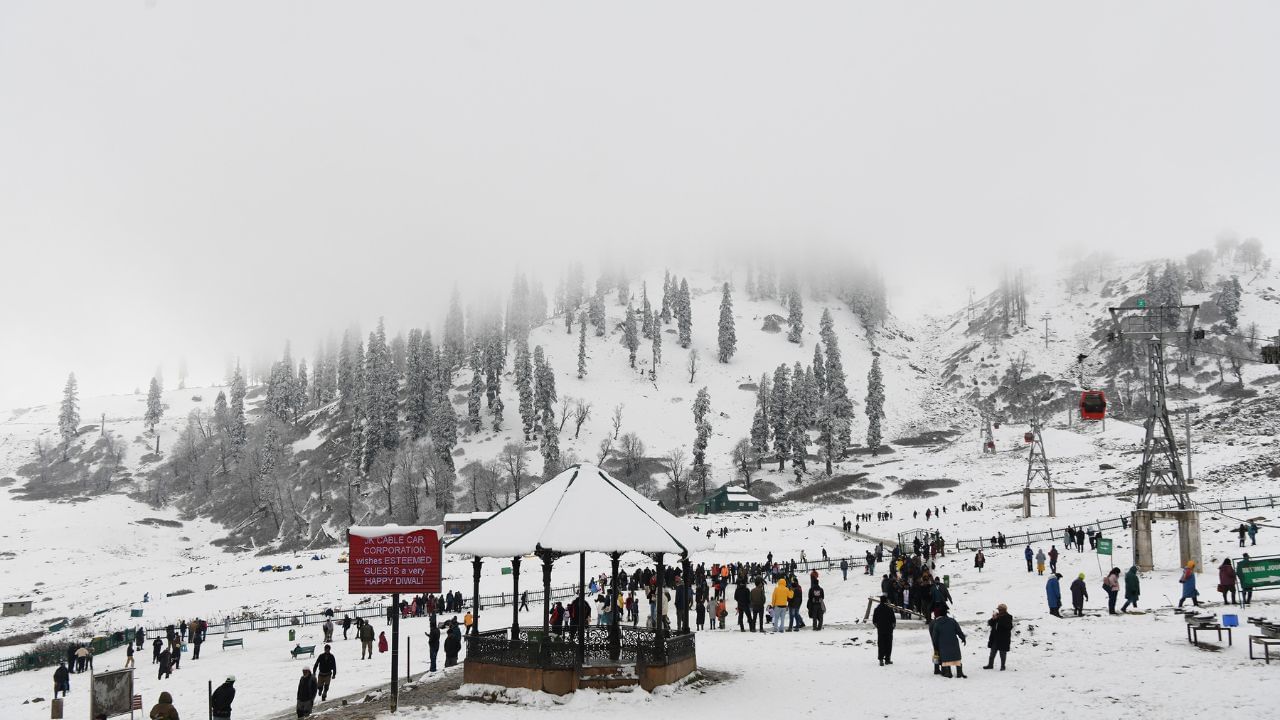गुलमर्ग में बर्फबारी
