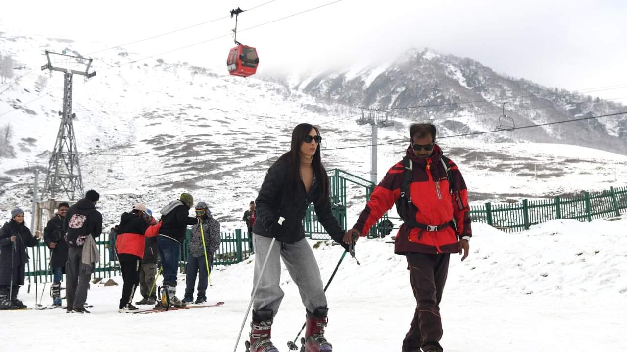 Gulmarg turns into white wonderland after fresh spell of snow Baramulla