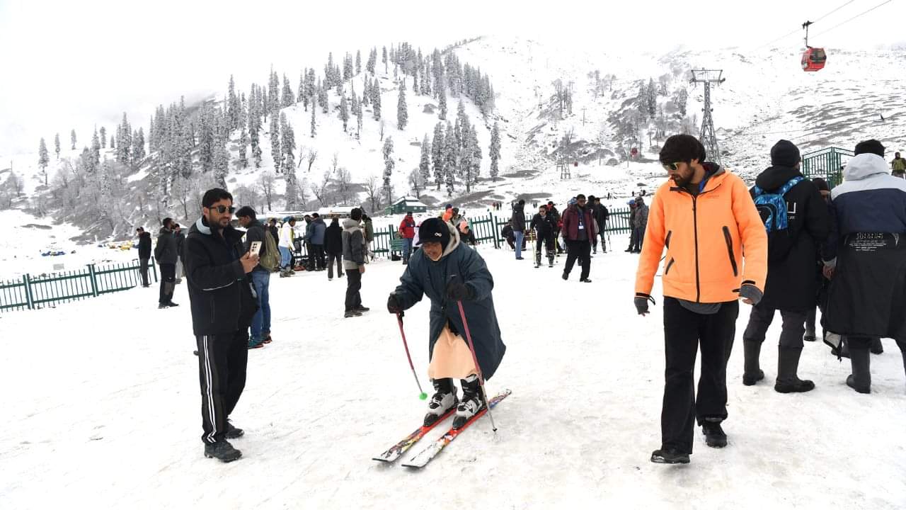 Gulmarg turns into white wonderland after fresh spell of snow Baramulla
