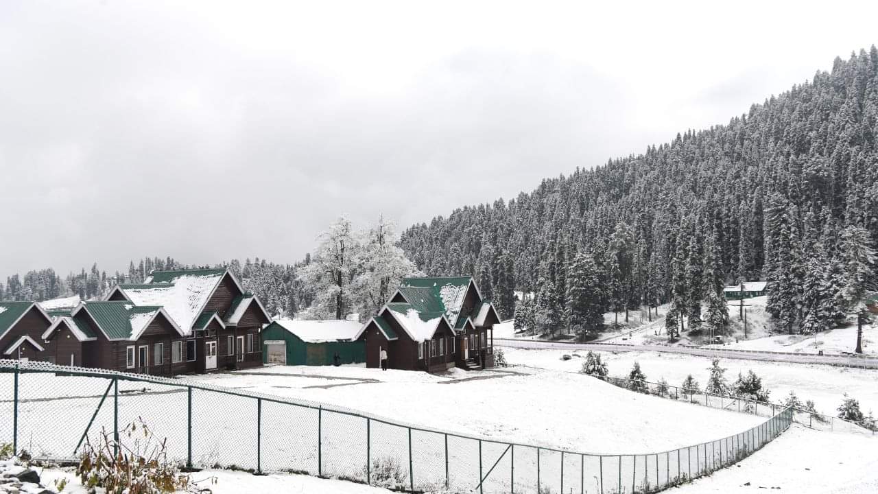 Gulmarg turns into white wonderland after fresh spell of snow Baramulla