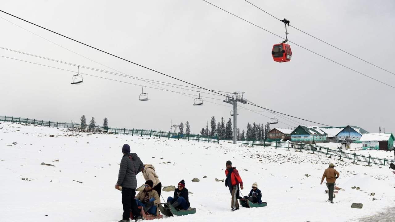 Gulmarg turns into white wonderland after fresh spell of snow Baramulla