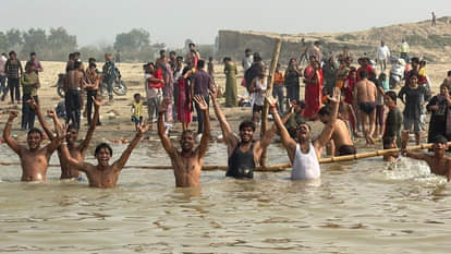 Kartik Purnima: Devotees took a holy dip in Gorakhpur's Rapti River and other holy rivers.