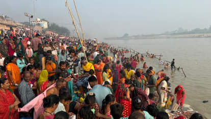 Kartik Purnima: Devotees took a holy dip in Gorakhpur's Rapti River and other holy rivers.