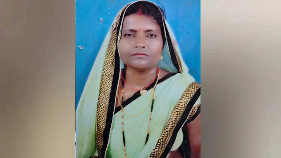 A woman died under suspicious circumstances in Pohila village of Barhalganj, Gorakhpur.