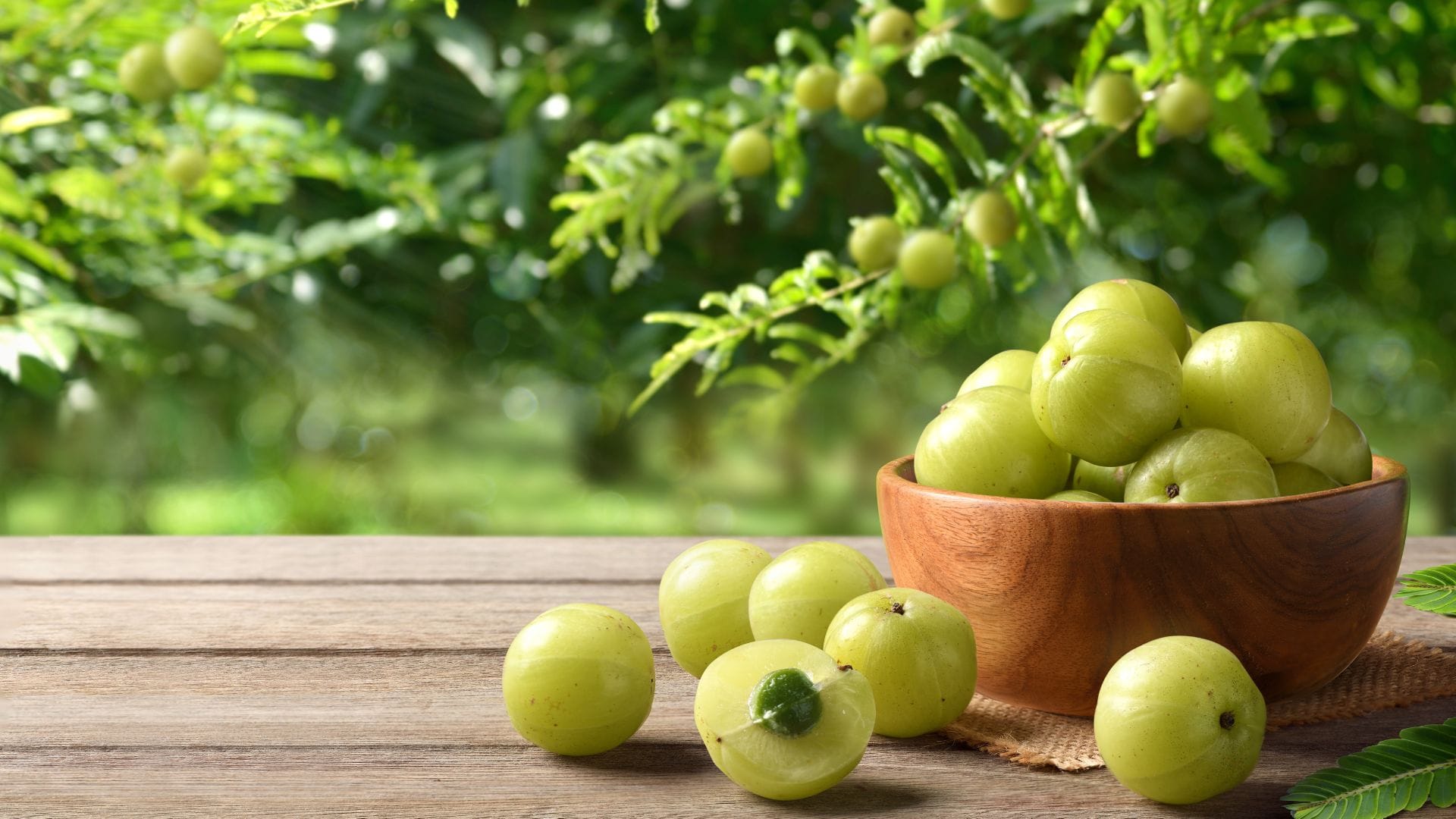 Drinking a glass of gooseberry water every day eliminates these major problems and strengthens your hair