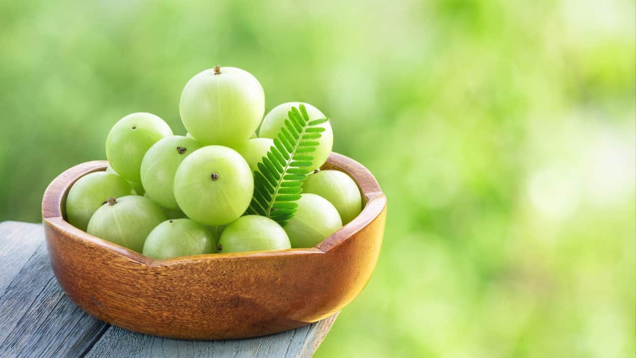 Drinking a glass of gooseberry water every day eliminates these major problems and strengthens your hair