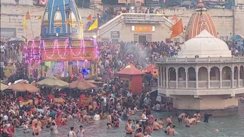 Kartik Purnima 2025 Huge Crowd of Devotees Took Holy bath in ganga Haridwar Photos