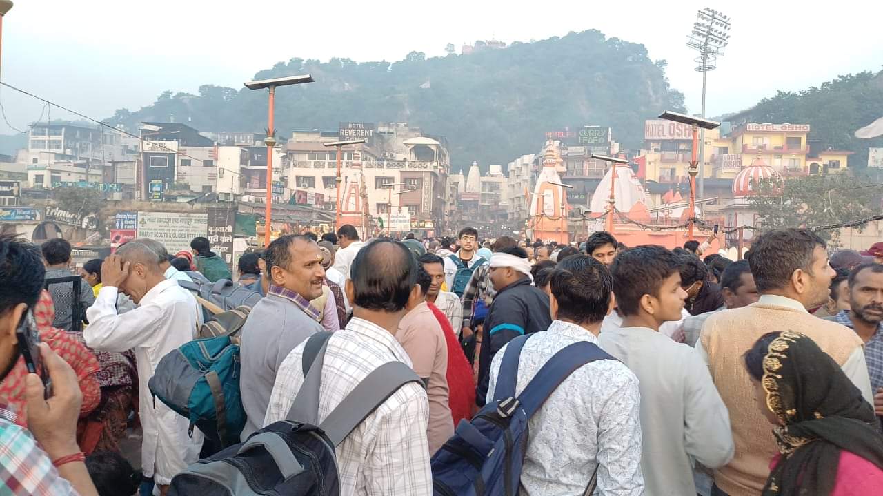 Kartik Purnima 2025 Huge Crowd of Devotees Took Holy bath in ganga Haridwar Photos