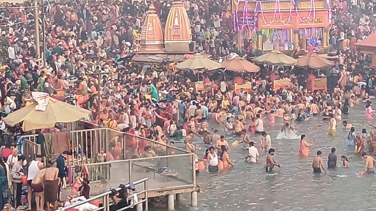 Kartik Purnima 2025 Huge Crowd of Devotees Took Holy bath in ganga Haridwar Photos