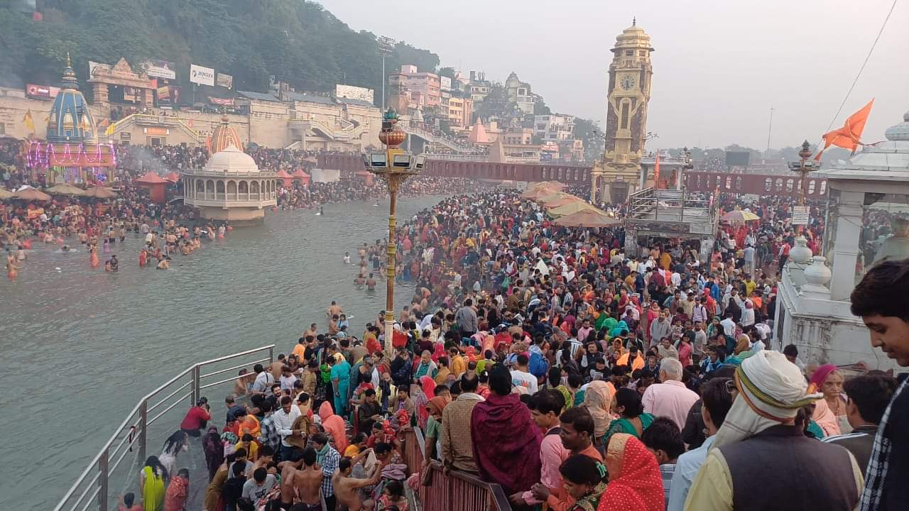 Kartik Purnima 2025 Huge Crowd of Devotees Took Holy bath in ganga Haridwar Photos