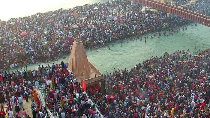 Kartik Purnima 2025 Huge Crowd of Devotees Took Holy bath in ganga Haridwar Photos