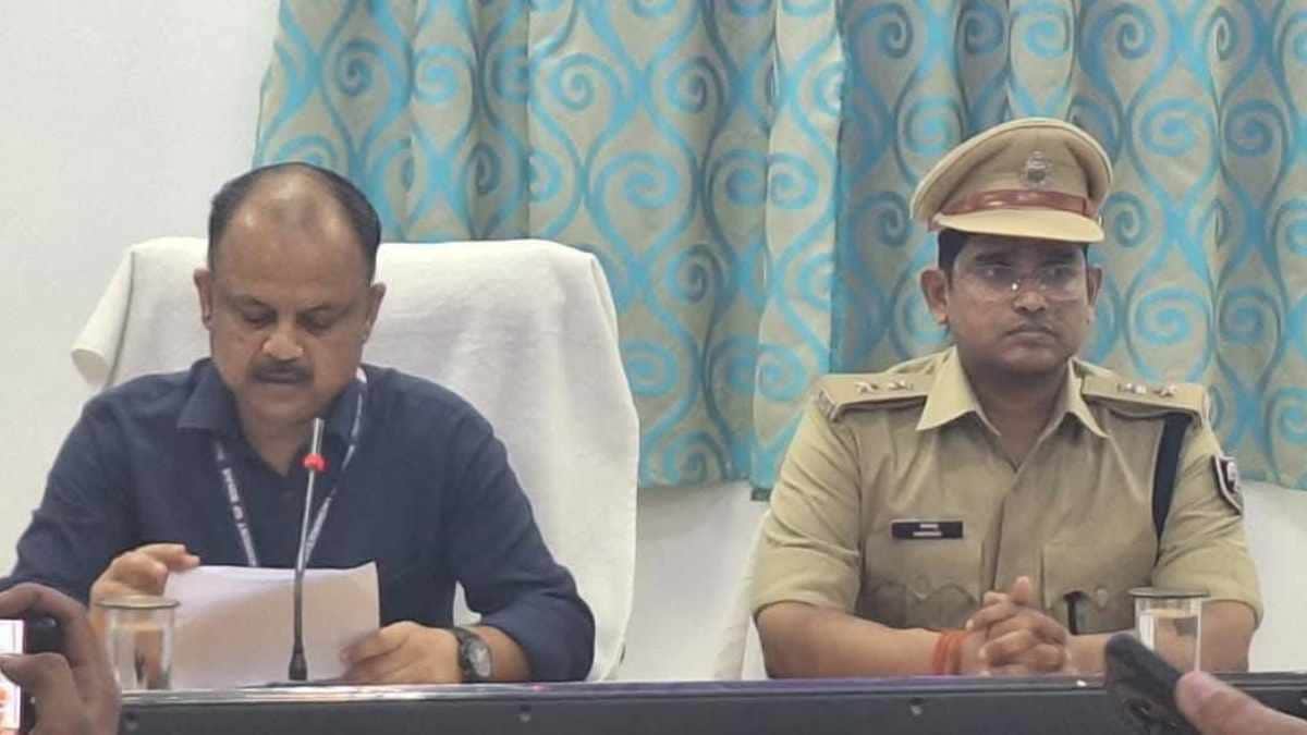 जिला निर्वाचन पदाधिकारी सह जिलाधिकारी दीपेश कुमार और पुलिस अधीक्षक हिमांशु