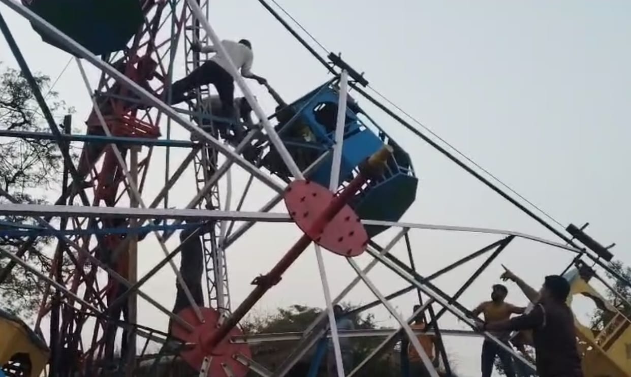 Girl dies on the spot after swing breaks at Ramghat fair Bulandshahr