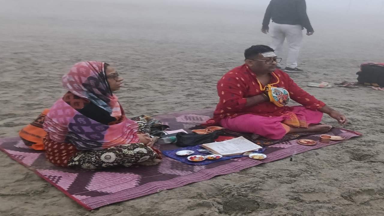 Lakhs of devotees took a holy dip in the Ganga at the Kakoda Mela in Badaun