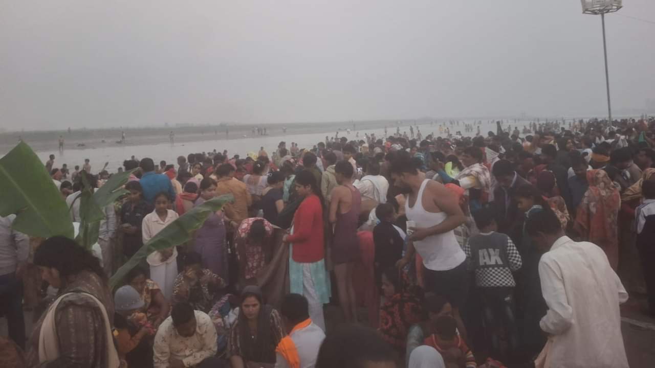 Lakhs of devotees took a holy dip in the Ganga at the Kakoda Mela in Badaun