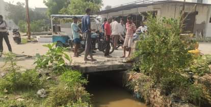 Kanpur An autorickshaw carrying devotees going to Bithoor fell into an open drain two died and injuring nine