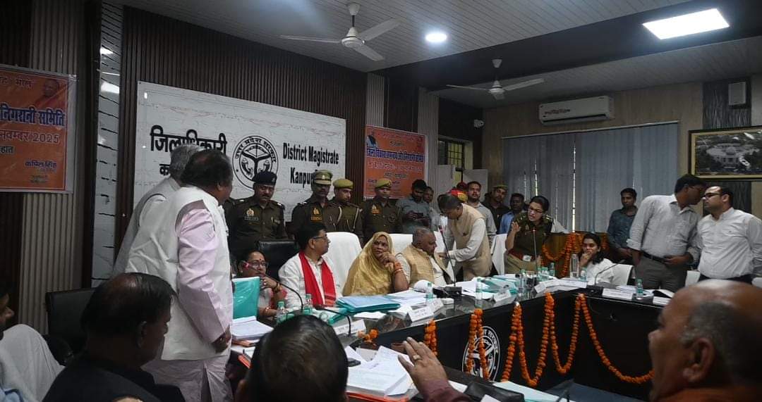 Kanpur Dehat MP former MP clash Bhole said dont call me goon Iam historysheeter Warsi said will you kill me