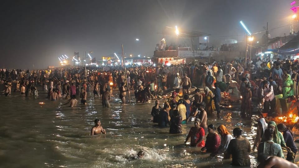 kartik purnima Ganga snan 2025 Flowers showered on devotees More than 30 lakh devotees took a holy dip