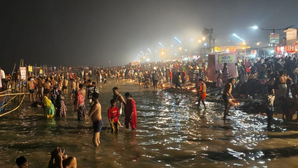 kartik purnima Ganga snan 2025 Flowers showered on devotees More than 30 lakh devotees took a holy dip