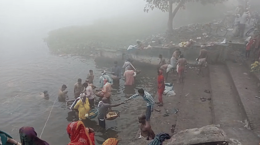 Kartik Purnima: Crowds of devotees gathered at the ghats on Kartik Purnima, devotees bathed and donated.