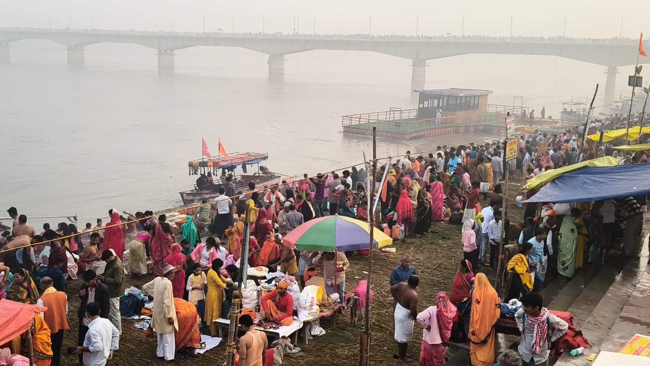 Kartik Purnima: Crowds of devotees gathered at the ghats on Kartik Purnima, devotees bathed and donated.